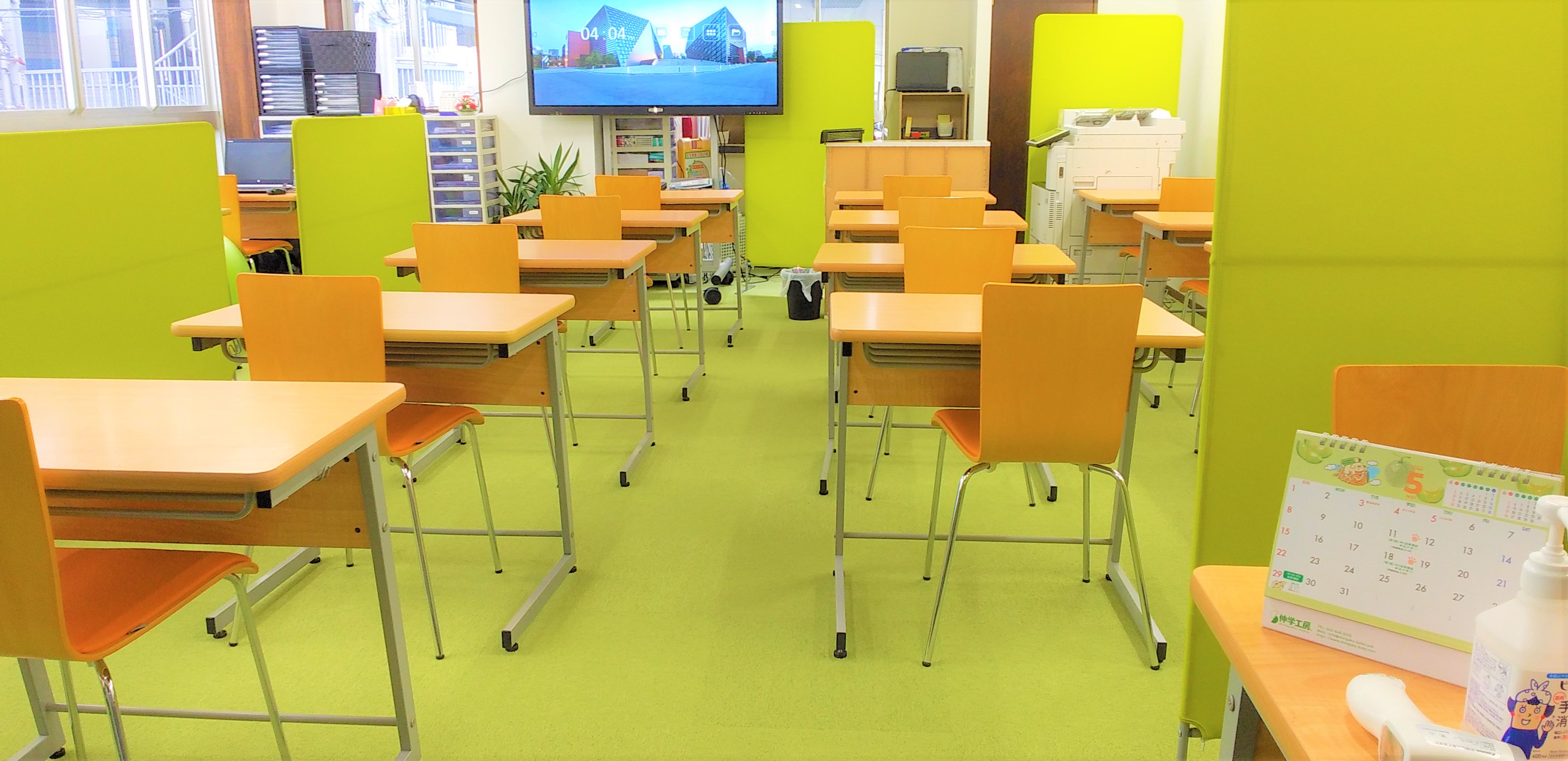 除菌アルコールと検温器を完備